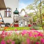 Апартаменты Schloss Gross Luesewitz *