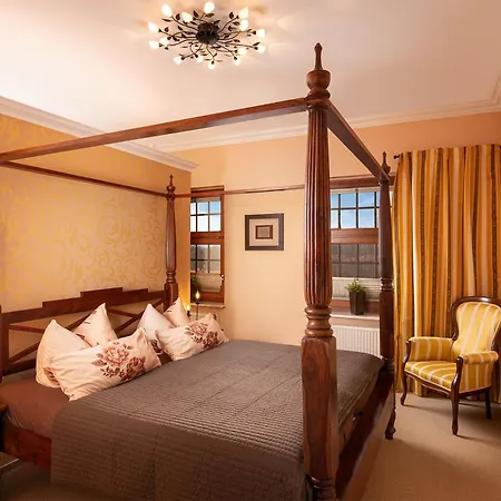 Schloss Gross Luesewitz *